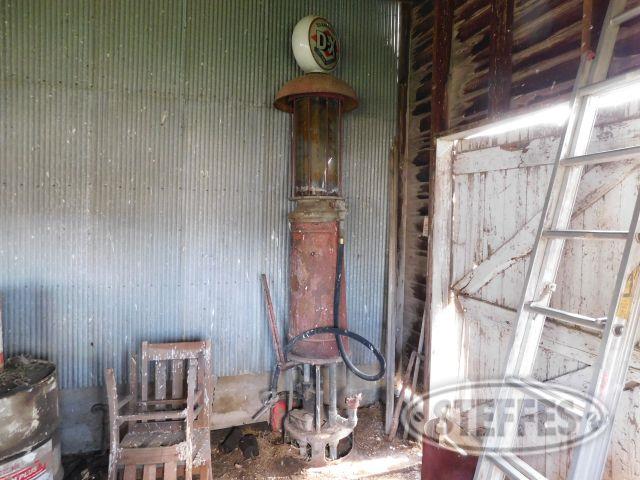 Antique Gas Pump, D-X Globe